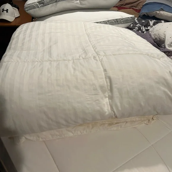 King Size Comforter. - Picture 2 of 2